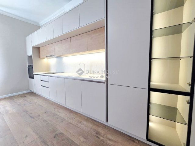 Eladó téglalakás, Pécsett 65.9 M Ft, 3 szobás