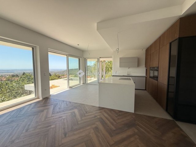 Eladó családi ház, Pécsett 299 M Ft, 4 szobás