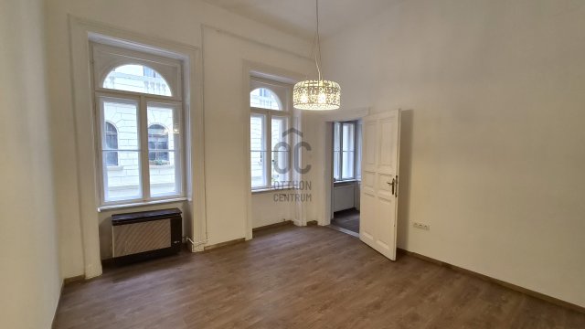 Eladó téglalakás, Budapesten, VI. kerületben 78.9 M Ft, 2 szobás