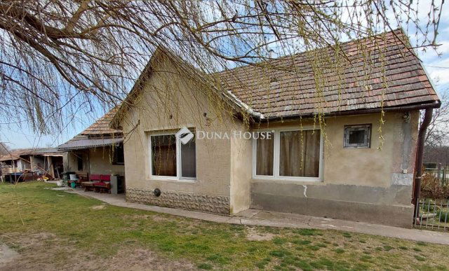 Eladó családi ház, Kajdacson 15 M Ft, 2 szobás