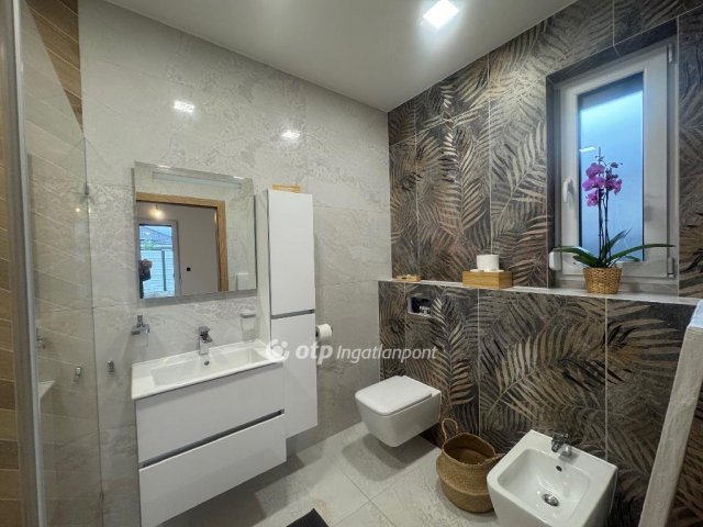 Eladó sorház, Velencén 198 M Ft, 5 szobás / költözzbe.hu