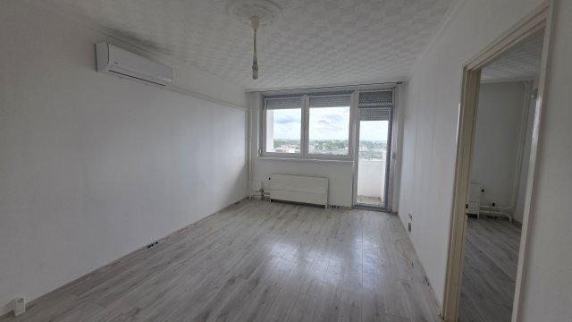 Eladó panellakás, Debrecenben, Petőfi téren 41.9 M Ft, 2 szobás