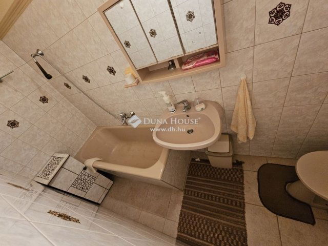 Eladó családi ház, Vecsésen 109.98 M Ft, 6 szobás