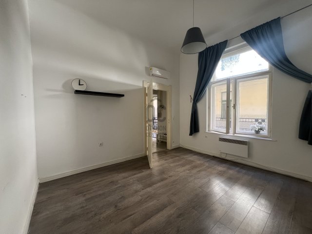 Eladó téglalakás, Budapesten, V. kerületben, Váci utcában