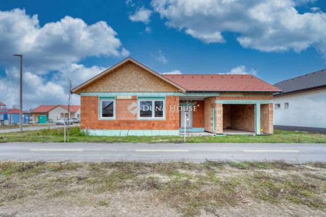 Eladó családi ház, Mórahalmon 97.33 M Ft, 4 szobás