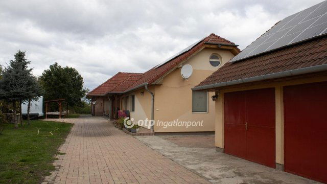 Eladó családi ház, Szabadbattyánban 136 M Ft, 5 szobás