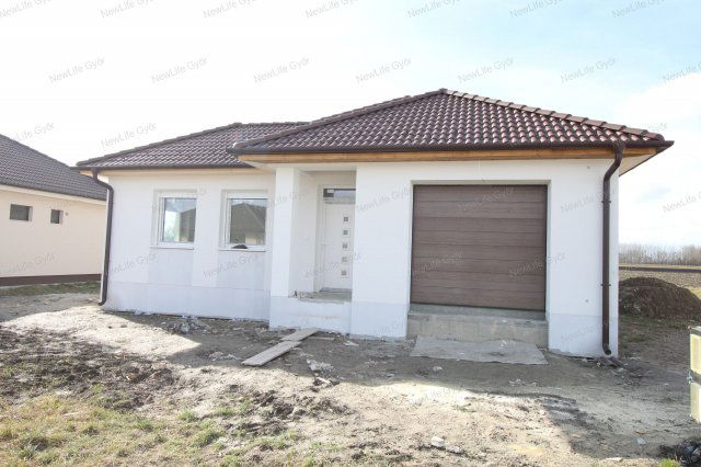 Eladó családi ház, Győrladaméren 115.99 M Ft, 4 szobás