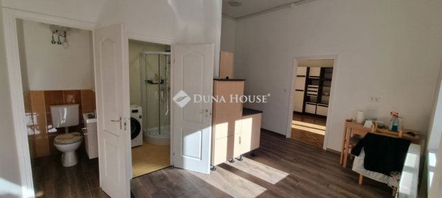 Eladó téglalakás, Pécsett 55 M Ft, 2 szobás