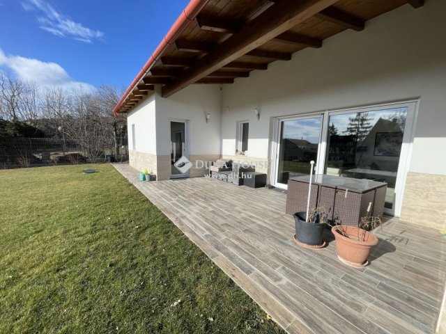 Eladó családi ház, Nagykovácsiban 244.9 M Ft, 4 szobás