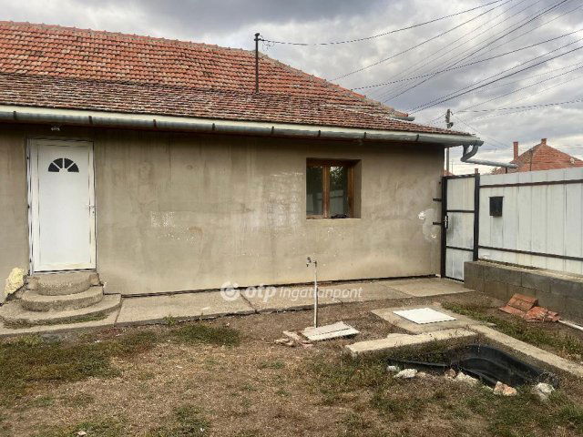 Eladó családi ház, Szentesen 26.9 M Ft, 3 szobás