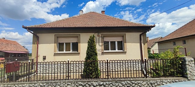 Eladó családi ház, Poroszlón 36.5 M Ft, 3 szobás