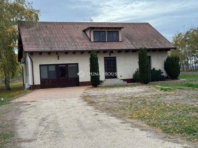 Eladó családi ház, Kecskeméten 199 M Ft, 9 szobás