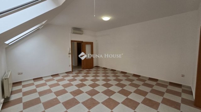 Eladó téglalakás, Veszprémben 70 M Ft, 2 szobás