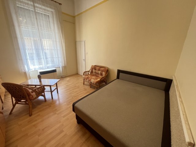 Kiadó téglalakás, albérlet, Kaposváron, Fő utcában, 1 szobás