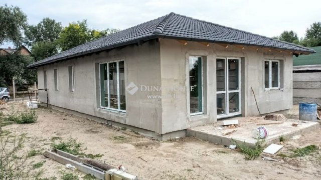 Eladó családi ház, Szigetszentmiklóson 103.99 M Ft, 5 szobás
