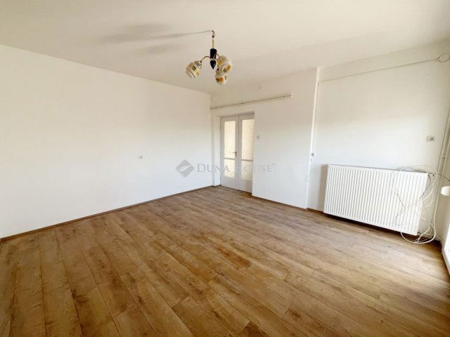 Kiadó családi ház, albérlet, Pakson 250 E Ft / hó, 5 szobás