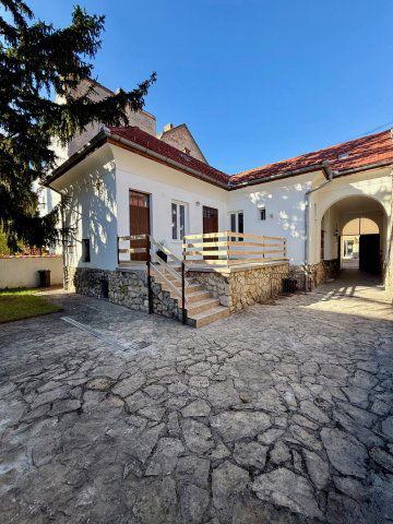 Eladó családi ház, Pécsett 99.8 M Ft, 4 szobás