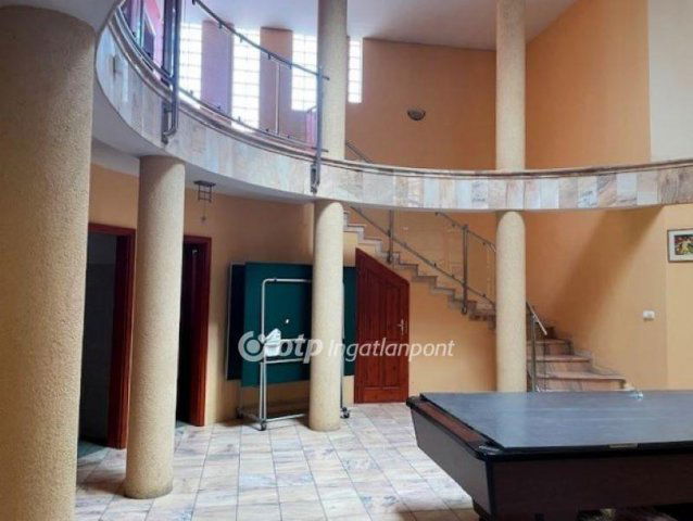 Eladó családi ház, Békéscsabán 320 M Ft, 11+2 szobás