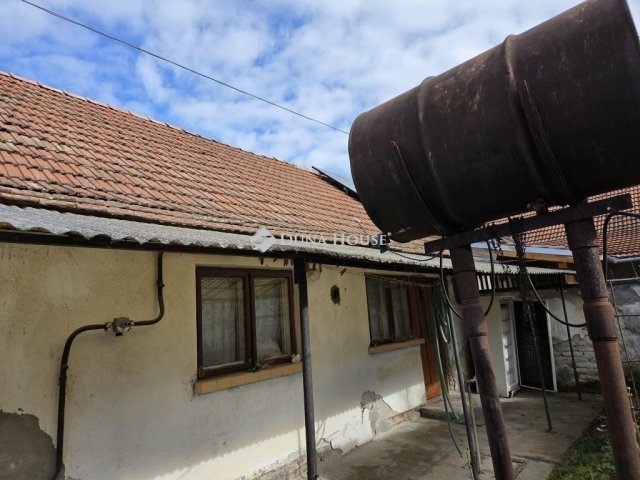Eladó családi ház, Szegeden 24.9 M Ft, 2 szobás
