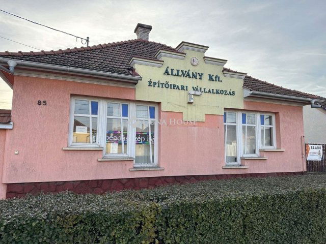 Eladó családi ház, Cegléden 65 M Ft, 3 szobás
