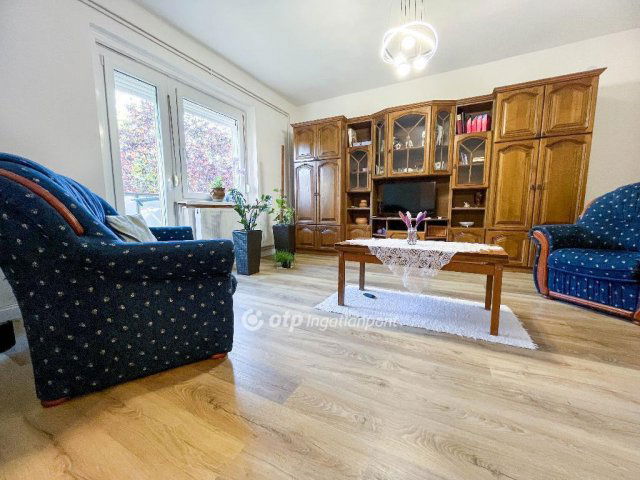 Eladó téglalakás, Győrött 75 M Ft, 2 szobás