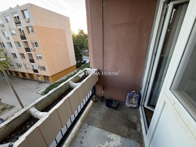 Eladó panellakás, Szegeden 54 M Ft, 3 szobás