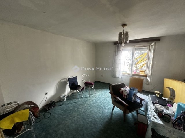 Eladó családi ház, Pécsett 13 M Ft, 3 szobás