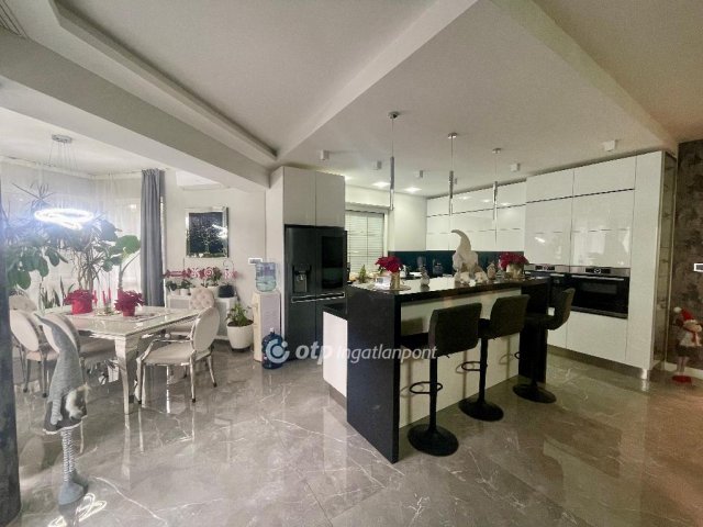 Eladó családi ház, Biatorbágyon 390 M Ft, 7 szobás