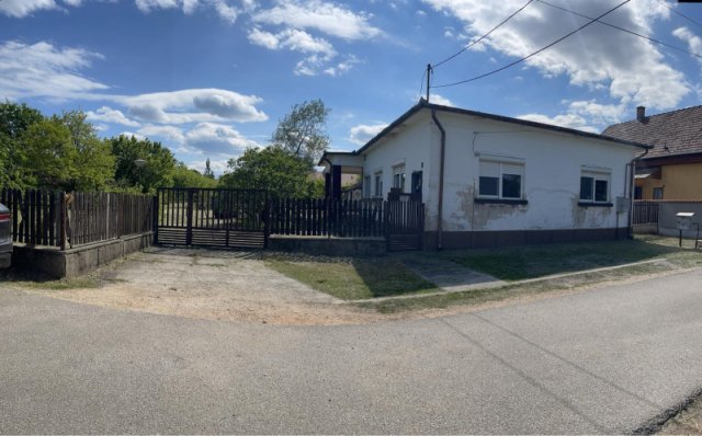 Eladó családi ház, Dánszentmiklóson 45 M Ft, 3 szobás