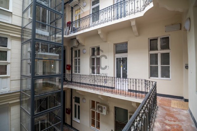 Eladó téglalakás, Budapesten, VI. kerületben 75 M Ft, 2 szobás