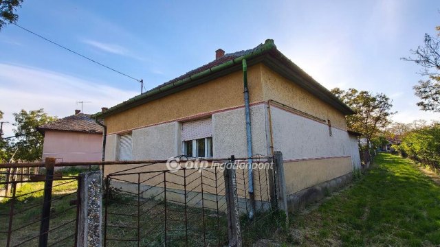 Eladó családi ház, Kenderesen 9 M Ft, 2+1 szobás