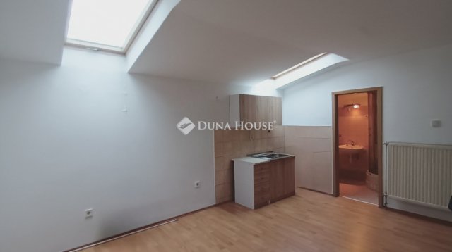 Eladó téglalakás, Veszprémben 30.9 M Ft, 1 szobás