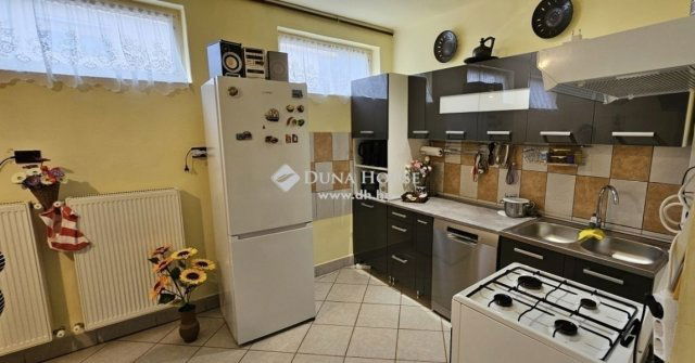 Eladó családi ház, Pécsett 59.5 M Ft, 3 szobás
