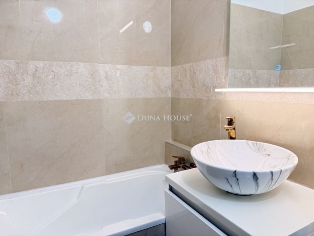 Eladó panellakás, Pécsett 51.9 M Ft, 3 szobás