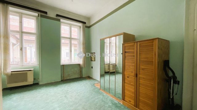 Eladó téglalakás, Budapesten, VI. kerületben 43.5 M Ft, 1 szobás