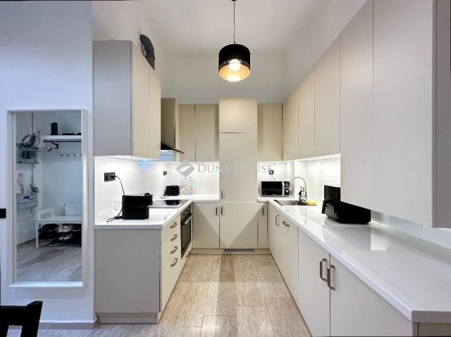 Eladó téglalakás, Budapesten, VI. kerületben 94.9 M Ft, 2 szobás