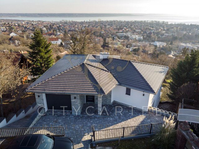 Eladó családi ház, Balatonalmádiban 559 M Ft, 6 szobás