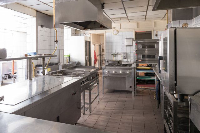 Eladó üzlethelyiség, Pilisszentivánon 140 M Ft