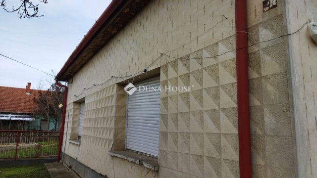 Eladó családi ház, Jászkisérén 12 M Ft, 2 szobás