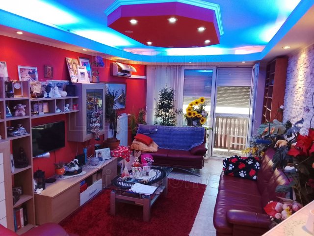 Eladó panellakás, Komáromban 55 M Ft, 2 szobás