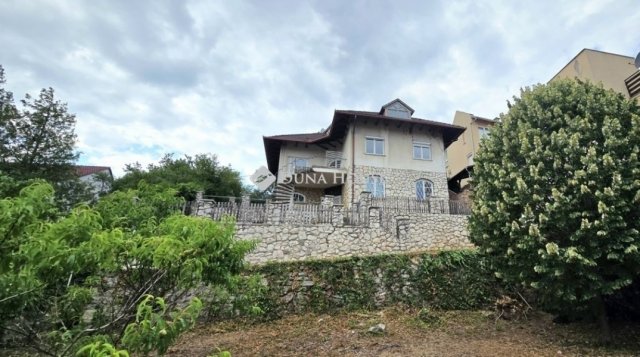 Eladó családi ház, Pécsett 150 M Ft, 6 szobás