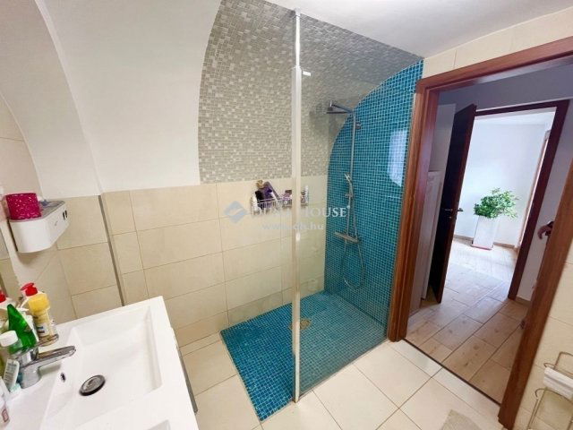 Eladó családi ház, Veszprémben 249.9 M Ft, 7 szobás