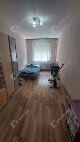 Eladó panellakás, Oroszlányban 46.99 M Ft, 3 szobás