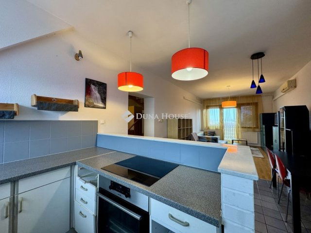 Eladó téglalakás, Balatonfüreden 74.9 M Ft, 5+3 szobás