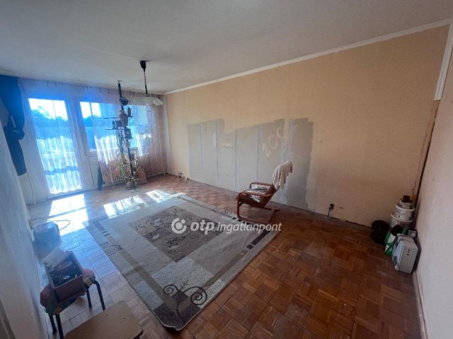 Eladó panellakás, Szegeden 39.9 M Ft, 2 szobás
