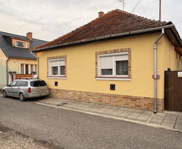 Eladó családi ház, Gyulán 49.99 M Ft, 3 szobás