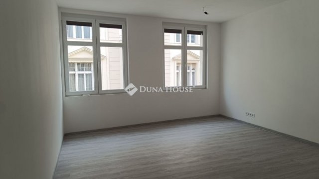 Eladó téglalakás, Budapesten, VI. kerületben 79.9 M Ft, 1 szobás