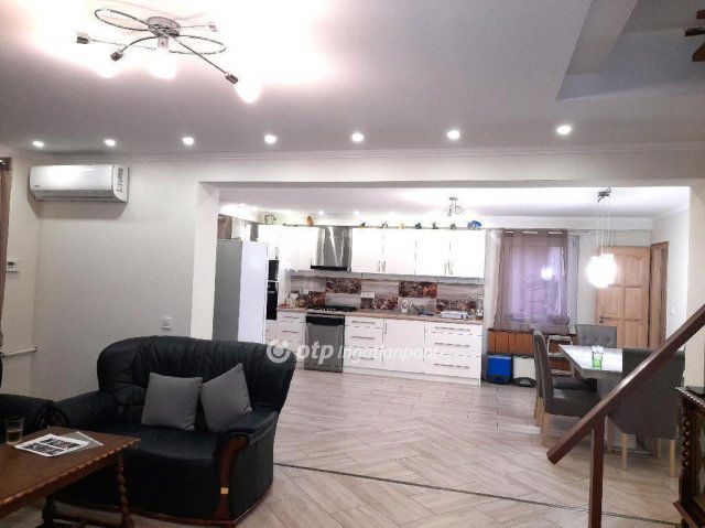 Eladó családi ház, Sándorfalván 114.9 M Ft, 5 szobás