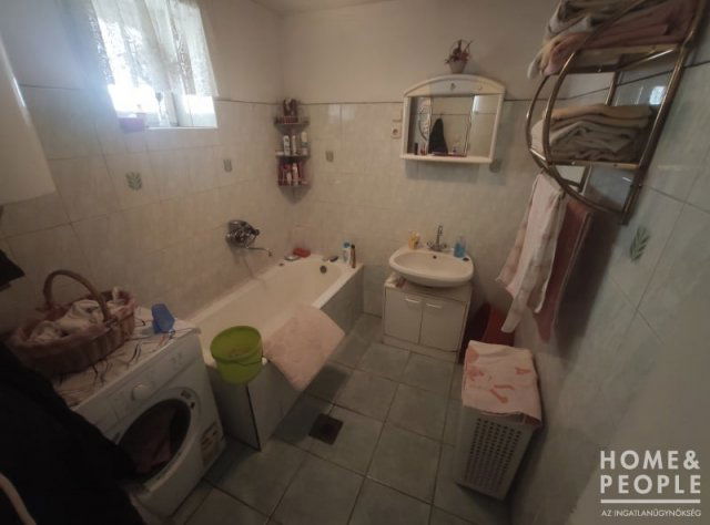 Eladó családi ház, Szegeden 50 M Ft, 4 szobás