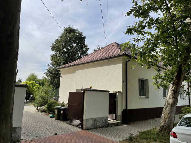 Eladó családi ház, Komáromban 96 M Ft, 4 szobás